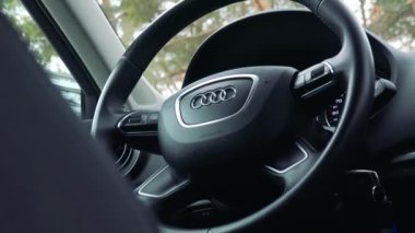 Direksiyon simidi ve lüks bir araba Pano