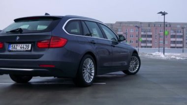 bulutlu bir günde bir otopark araba