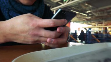 Bir adam bir kafe ve çalışan bir smartphone cep telefonu ile