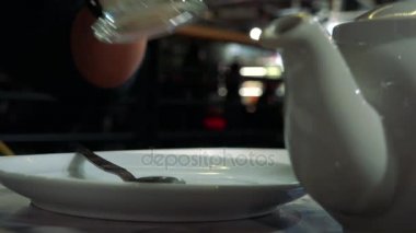 Kafe ve içecekler kahve bir masada bir adam