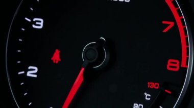 Portre bir sayaçta modern rev-lüks bir araba