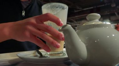 Kafe ve içecekler kahve bir masada bir adam