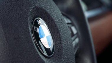 Portre bir Bmw ile bir direksiyon simidi üzerinde
