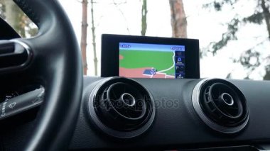 Bir arabada Gps ekran kontrol paneli dışında slaytlar