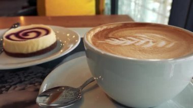 Bir fincan kahve ile latte sanat portre