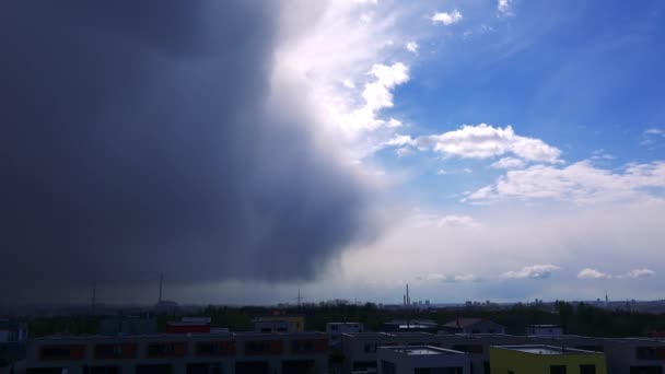 El sol brilla detrás de una nube en el cielo despejado — Vídeo de stock