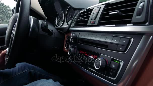 Dispositivo de controlo de temperatura de um carro de luxo — Vídeo de Stock