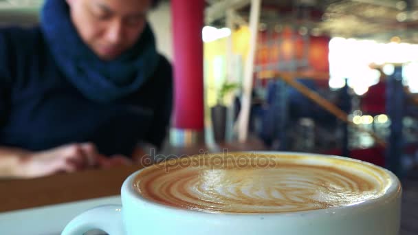 Taza de café en una mesa en un café — Vídeos de Stock