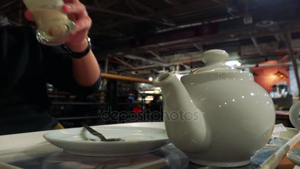 Ένας άνθρωπος σε ένα τραπέζι σε ένα latte καφέ και ποτά — Αρχείο Βίντεο