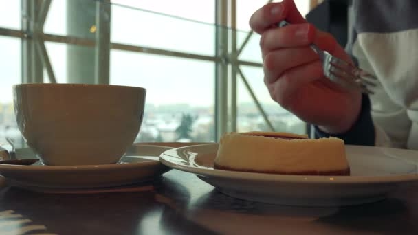 Чоловік сидить за столом зі сніданком у кафе — стокове відео