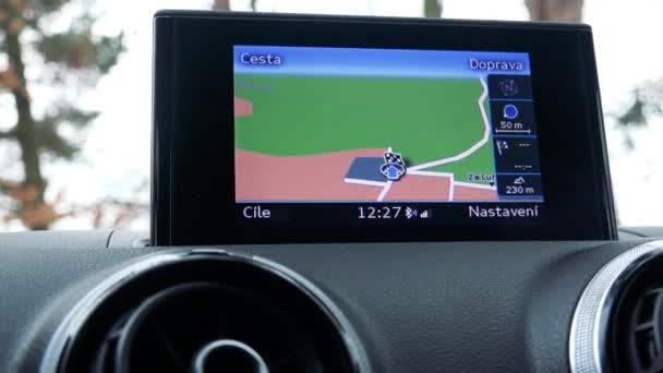 Крупный план на экране GPS в машине — стоковое видео