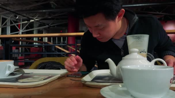 カフェ、スマート フォン上で動作中の男 — ストック動画
