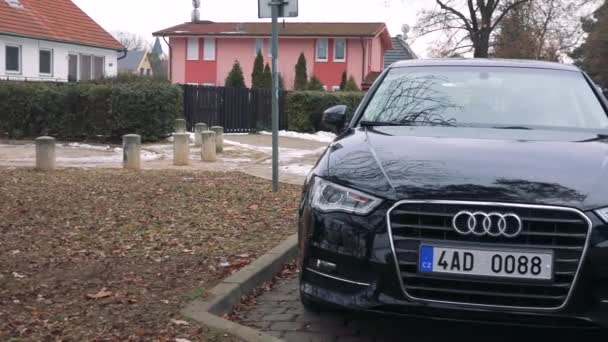 Voiture dans un parking dans une banlieue — Video