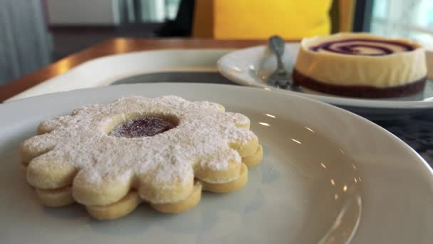 Linzer cookie-k és az asztalra egy másik desszert tányérok — Stock videók