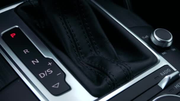 Options sur la boîte de vitesses d'une voiture de luxe — Video