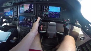Bir adam özel bir uçak pilotlar ve uçak uçar