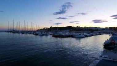 Tekneler ve arka planda binalar ile deniz limanı 