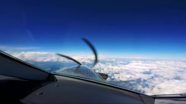 Bulutların üzerinde özel bir uçak uçar 