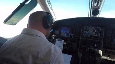 Otomatik pilot uçak kontrol eder. 