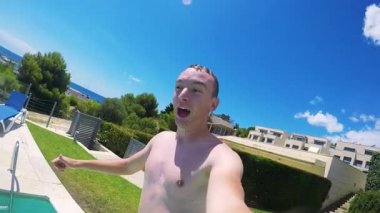 Adam havuz içine gopro kamera ile atlar.