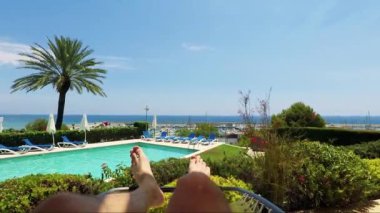 Yüzme Havuzu, şezlong evin önünde adam yatıyor 