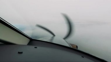 Bulutların arasından özel bir uçak uçar 