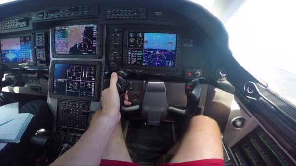 Человек управляет частным самолетом — стоковое видео