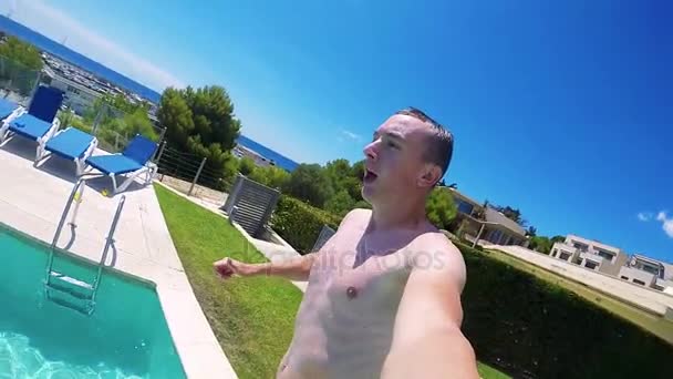 Чоловік стрибає в басейн з камерою gopro — стокове відео