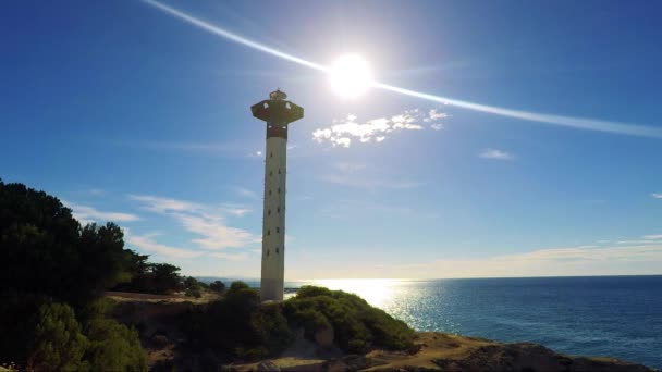 海岸沿いに近代的な灯台 — ストック動画