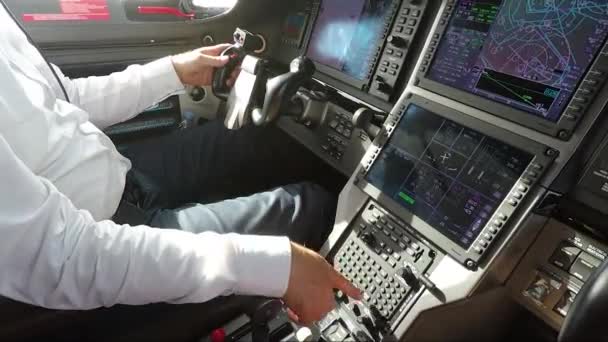 Pilotul controlează avionul privat — Videoclip de stoc