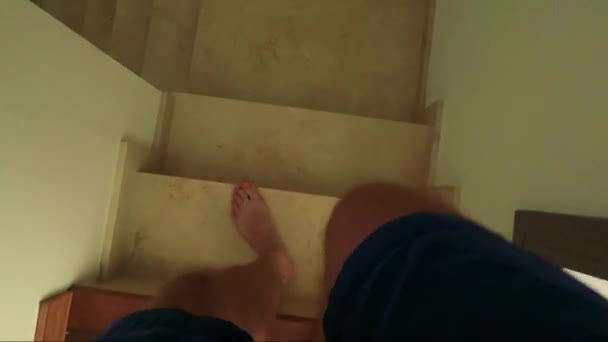 Man gaat van de trap in huis — Stockvideo