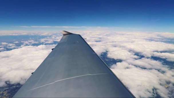 Un avion privé vole au-dessus des nuages — Video