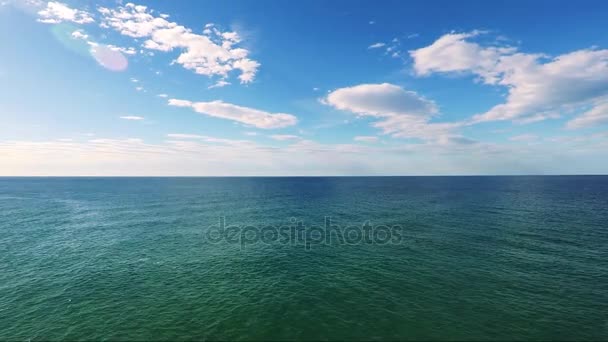 Medelhavet med blå himmel och moln — Stockvideo