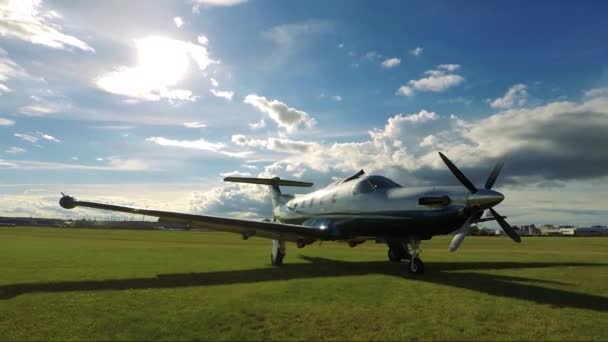 Avión privado en un aeropuerto de campo pequeño — Vídeos de Stock