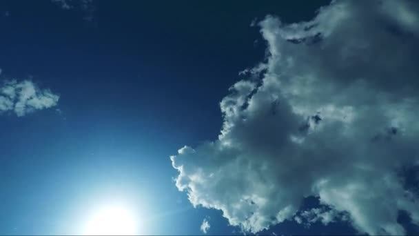 Επιφάνεια ύδατος με ήλιο και σύννεφα στον ουρανό — Αρχείο Βίντεο