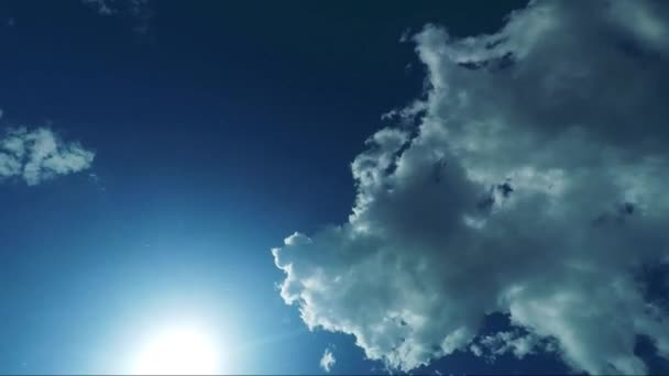 Superficie del agua con sol y nubes en el cielo — Vídeos de Stock