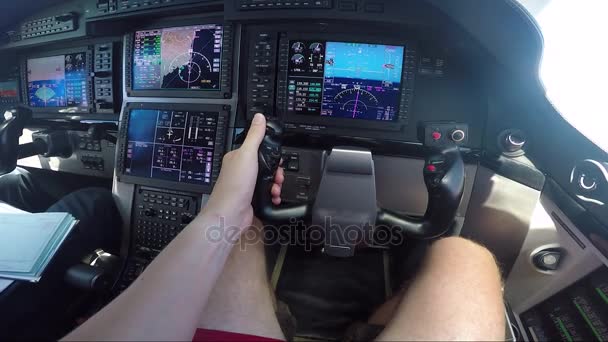 Een man piloten een privé-vliegtuig en een vliegtuig vliegt — Stockvideo