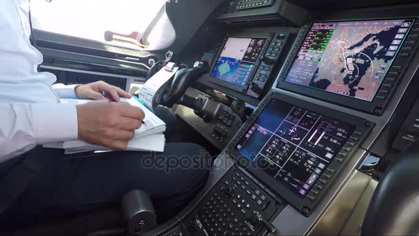 De automatische piloot bestuurt het vliegtuig — Stockvideo