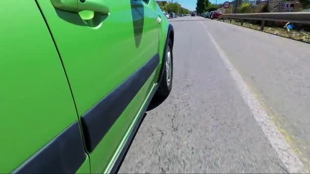 El coche viaja por la carretera — Vídeos de Stock