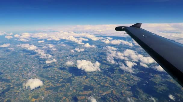 Un avión privado vuela sobre las nubes — Vídeos de Stock