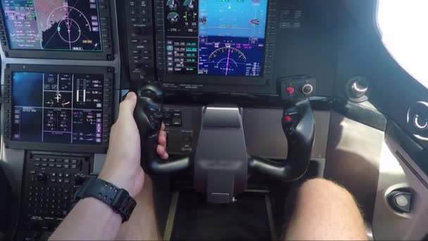 Un hombre pilota un avión privado — Vídeos de Stock