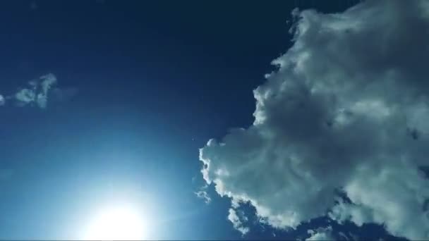 surface de l'eau avec soleil et nuages dans le ciel  
