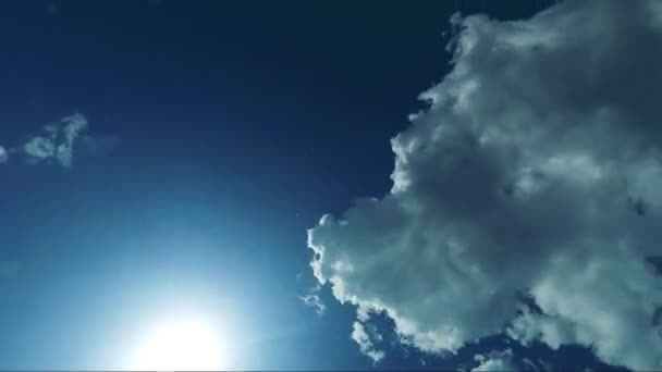 Wateroppervlak met zon en wolken in de lucht — Stockvideo