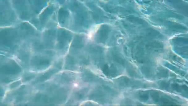 Superficie de agua con reflejo de sol en la piscina — Vídeo de stock