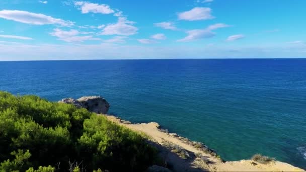 Costa e mar com a natureza — Vídeo de Stock