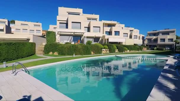 Moderne huizen met een zwembad — Stockvideo