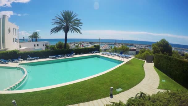 Piscina em frente à casa com natureza e porto — Vídeo de Stock