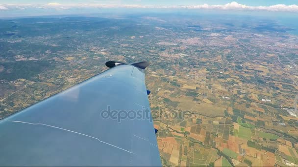 Küste und Meer mit Stadt - Luftaufnahme aus dem Flugzeug — Stockvideo