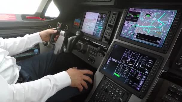 Пилот управляет частным самолетом. — стоковое видео