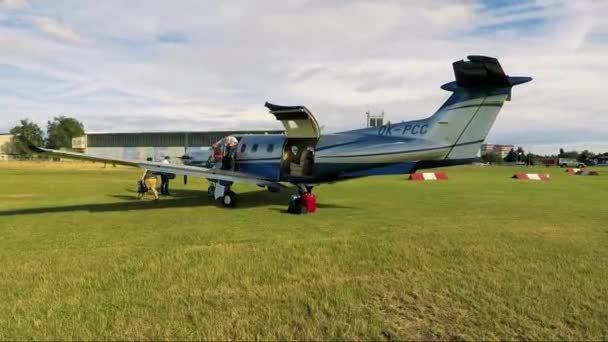 人在外地机场下车的私人飞机 — 图库视频影像